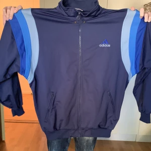 Adidas track-överdel - Unik Adidaströja med stor logga på ryggen och en liten på bröstet
