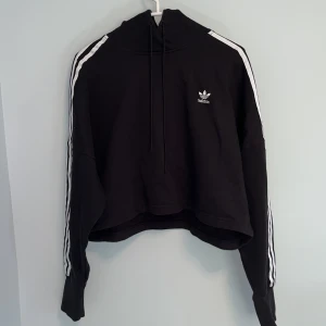  Adidas Hoodie - Storlek XS, i bra bra skick då den inte användes mycket. Nypris 550 kr