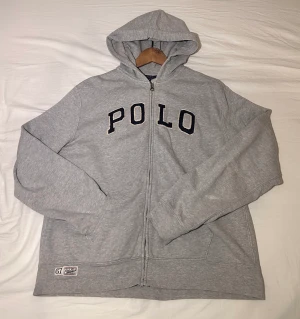 Polo zip up - Pris: 275kr Skick: 6/10 Storlek: L men passar M/S