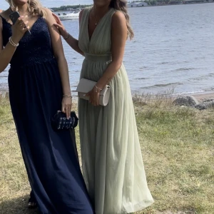 Balklänning  - Säljer min fina balklänning som är använd 2 gånger. En tidigare tjej som hade den och sydde om en klänning från asos hos en skräddare till den här vackra klänningen som jag nu sedan fått äran att bära på min bal🥰 säljs för 1000kr +frakt. Fler bilder finns