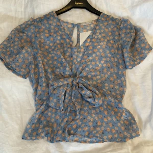 Blus  - En blå blus i S/M i ny skick!