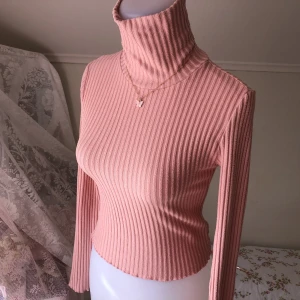 ୨Polotröja୧ - Gammelrosa Polotröja från Gina Tricot i mjukt ganska stretchigt material. Mjukt fluffigt material på de framhävda ”linjerna”. Färgen är en blandning av rosa lila & i vissa ljus lite orange. Använd ett par ggr förr men inte min stil längre. Läs gärna bio<3