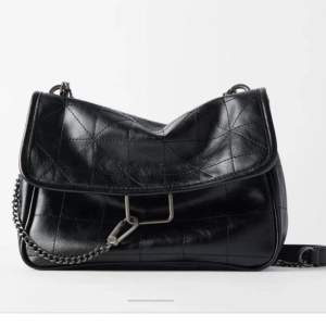 Handväska från Zara i nyskick. Påminner om deras nuvarande Rocker Shoulder Bag. 