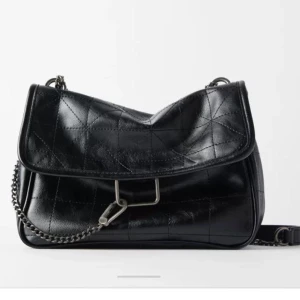 Zara handväska - Nyskick - Handväska från Zara i nyskick. Påminner om deras nuvarande Rocker Shoulder Bag. 