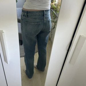Lågmidjade jeans - Säljer mina Lågmidjade jeans från zara. Använder tyvärr inte dom längre men är i super bra skick! Köparen står för frakten 📦