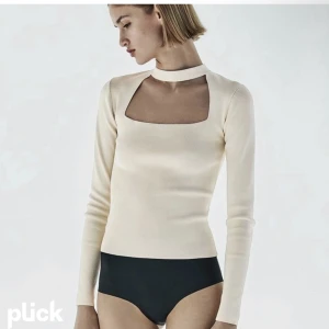 Zara topp  - Säljer denna super fina zara cut out toppen, den är ej andvänd bara testad med prislapp kvar💕
