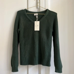 Stickad tröja  - En ny stickad tröja ifrån vila i strl xs  Nypris 349kr