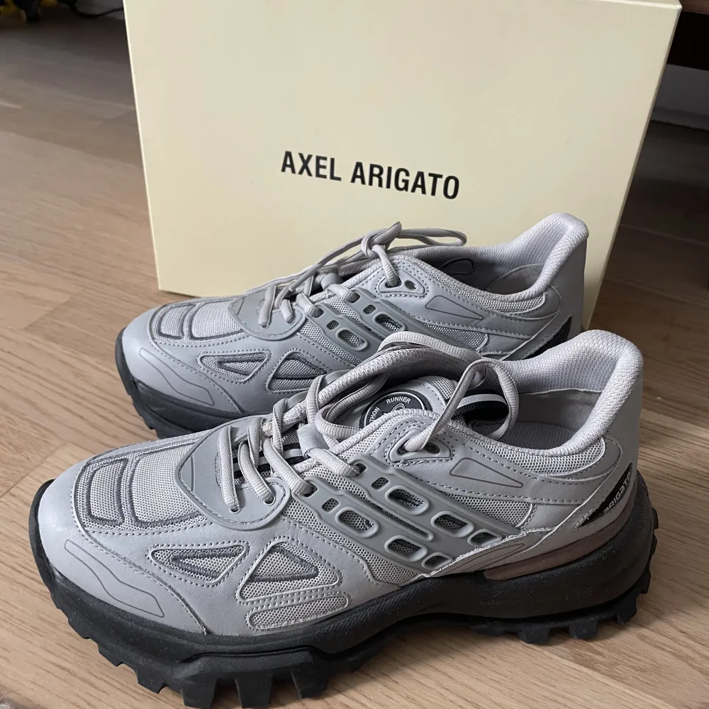 Axel arigato sneakers marathon. Använda endast en gång. Skor.