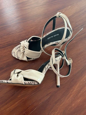 Sandaletter - Snygga krämvita sandaletter. I helt nytt skick. Har använts en endaste gång. 
