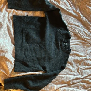 Superdry studios sweatshirt  - Jättefin swertshirt från superdry studios som inte används längre. Ganska tjock i materialet och hållbart💕