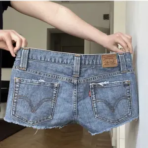 Säljer dessa jättefina låhmidjade jeansshorts då dem inhe passade✨Midjemått är 36 cm (lånade bilder). 