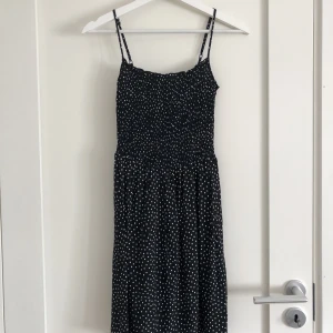 Klänning - Prickig klänning