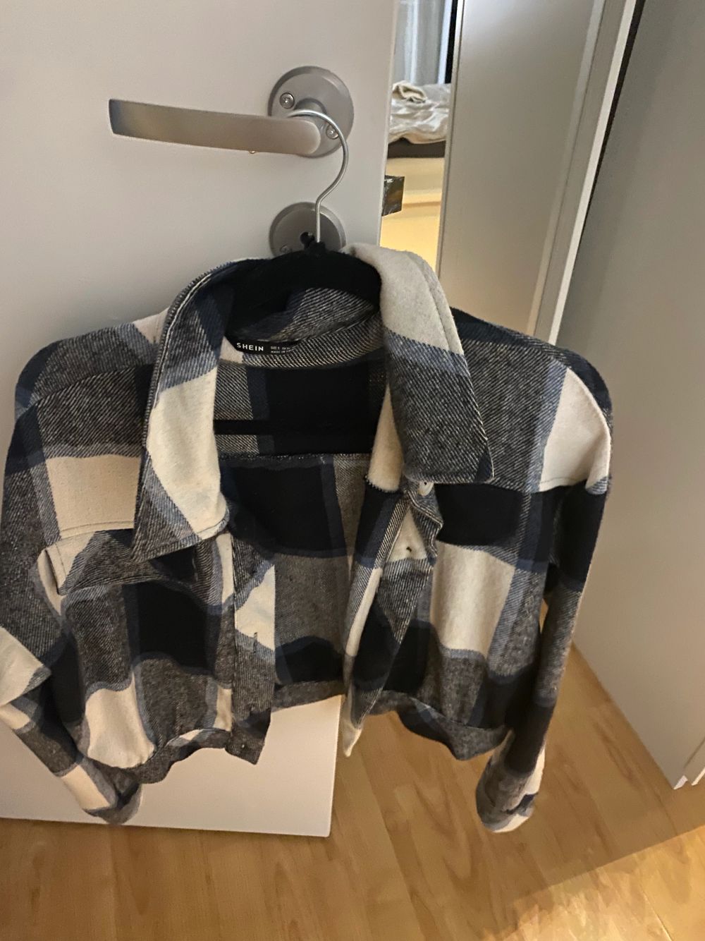 Säljer denna vår/höst jacka från shein💞 har använt den 3 gånger och den är i ett bra skick, skriv för fler bilder . Jackor.