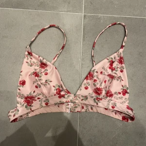 Bikinitopp - Supersöt bikinitopp från Andrea Hedenstedt X Nakd. Spänne därbak. Passar tyvärr inte mig längre.