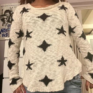 Tröja  - Tröja me stjärnor. Söt men rensar garderob! Köpare står för frakten annars möts jag upp i Sthlm 🩷