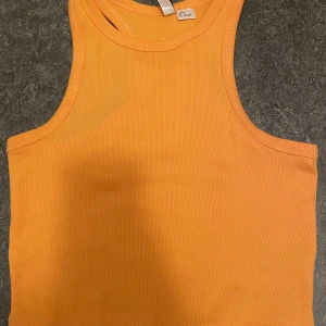 Orange tröja  - Har använt den bara 2 gånger. 