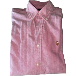 Ralph lauren skjorta rosa  - Rosa  storlek s,  Skick:  9/10, använd fast i gott skick.  Lägre Pris vid snabb affär 