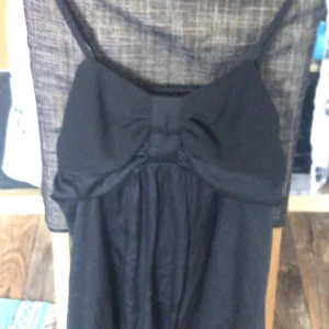 rosett klänning  - aldrig använd av mig, finfint skick. står ingen storlek men rejäl resår. s-xl typ. obs jag röker men den är tvättad och bör ej lukta. känsliga varnas dock. vänligen tryck ej på köp nu, kontakta mig privat för att betala via swish. frakt 45kr 