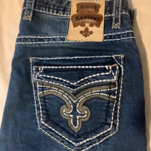 Rock revival jeans - ❗️intressekoll❗️Midwaist jeans. Funderar på att sälja mina Rock revival jeans då de är lite för stora för mig. Mått tvärsöver midjan: ca 44cm och innerbenslängd ca 84cm. Hör av er vid frågor💞💞 
