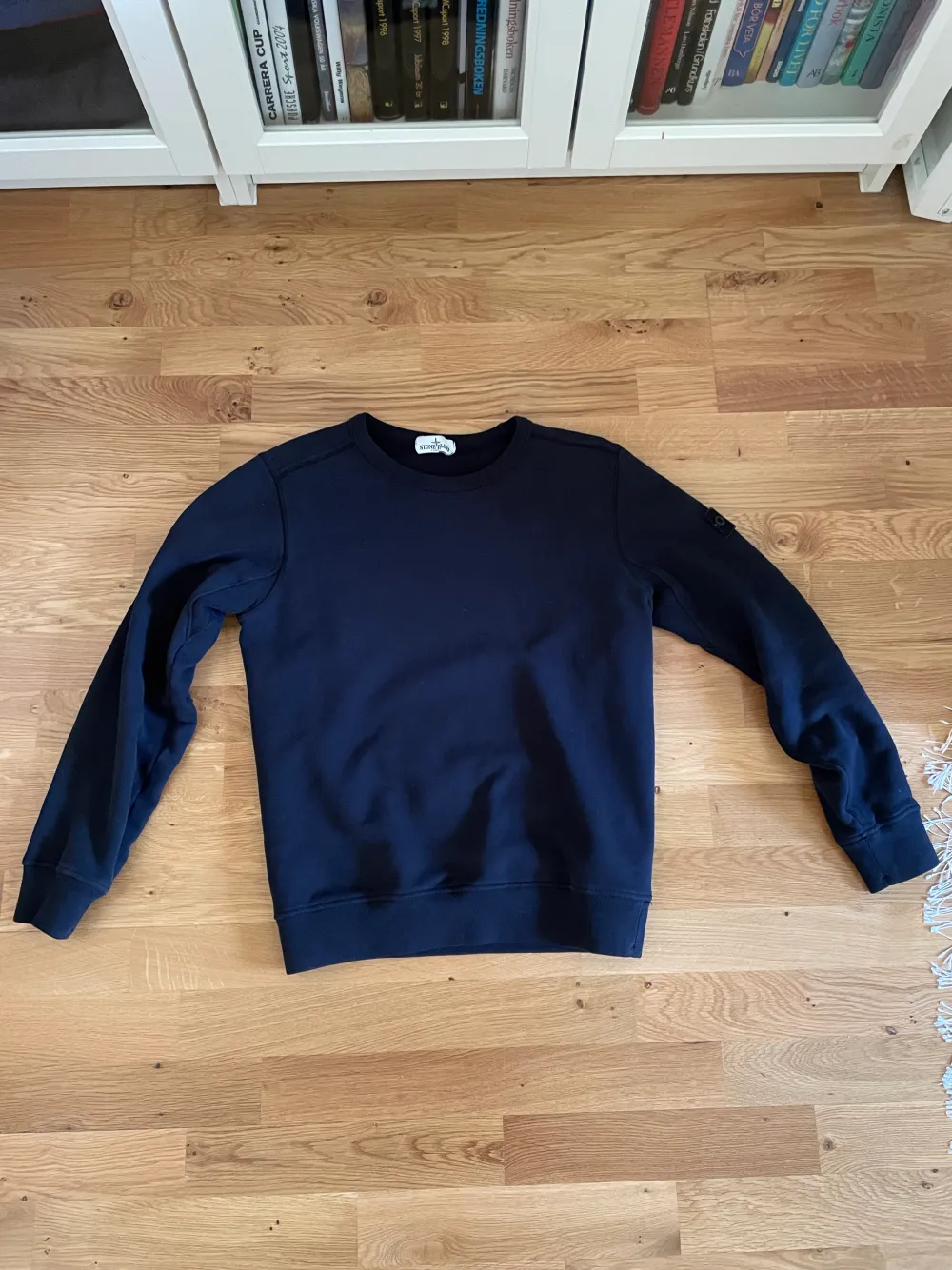 Snygg stone island tröja som har blivit förliten för mig. Den är inköpt på NK i Stockholm. Skriv gärna om du har frågor. Storlek: 14y Skick: 9/10 Pris: 800kr. Tröjor & Koftor.