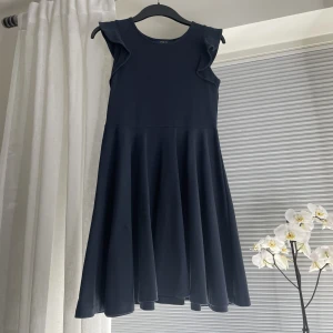 Ralph lauren klänning - Så fin ralph laurenklänning som tyvärr inte kommer till användning då den är lite för stor och inte riktigt min stil längre. Använd ca 2 gånger💕 köpt för 1000+