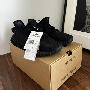 YEEZY BOOST V2 ONYX - Köpta från Adidas confirmed Storlek 38 Priset kan diskuteras