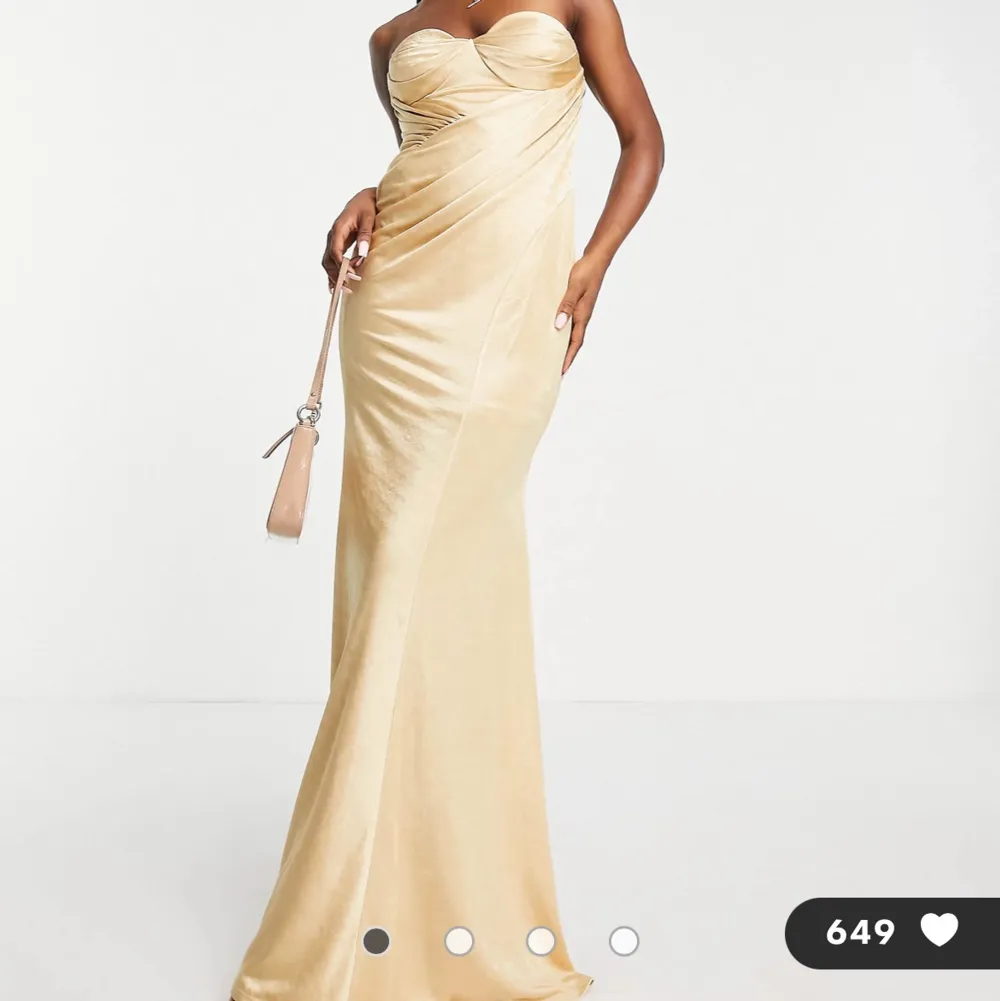 Säljer denna balklänning då det blev fel storlek:((((( så fin guld färg . Klänningar.