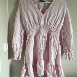 Zara klänning köpt förra sommaren använd 1 gång💗perfekt till sommaren💗kan strechas ut till M men storlek S💗lite skrynklig på bilden men kan få bort skrynkliarna