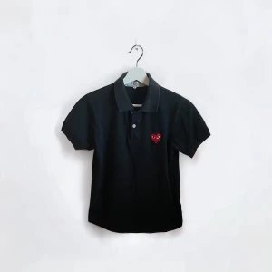 CDG piké - Hej, jag säljer denna pikén från märket cdg då den helt enkelt inte passar mig längre. Tröjan är i bra skicka och har mycket kvar att ge.  Oops! Liten i storleken 