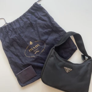 vintage Prada bag  - Prada väska i bra skick köpt vintage. Äkthetskort och dustbag ingår! Köptes för 6000kr! Bara att skriva om ni vill ha fler bilder💕