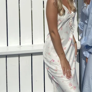 Klänning  - Slutsåld klänning från Zara i strl XS men passar allt mellan XS-M. Perfekt för midsommar 🌸 mycket sparsamt använd! BUD ÄR BINDANDE