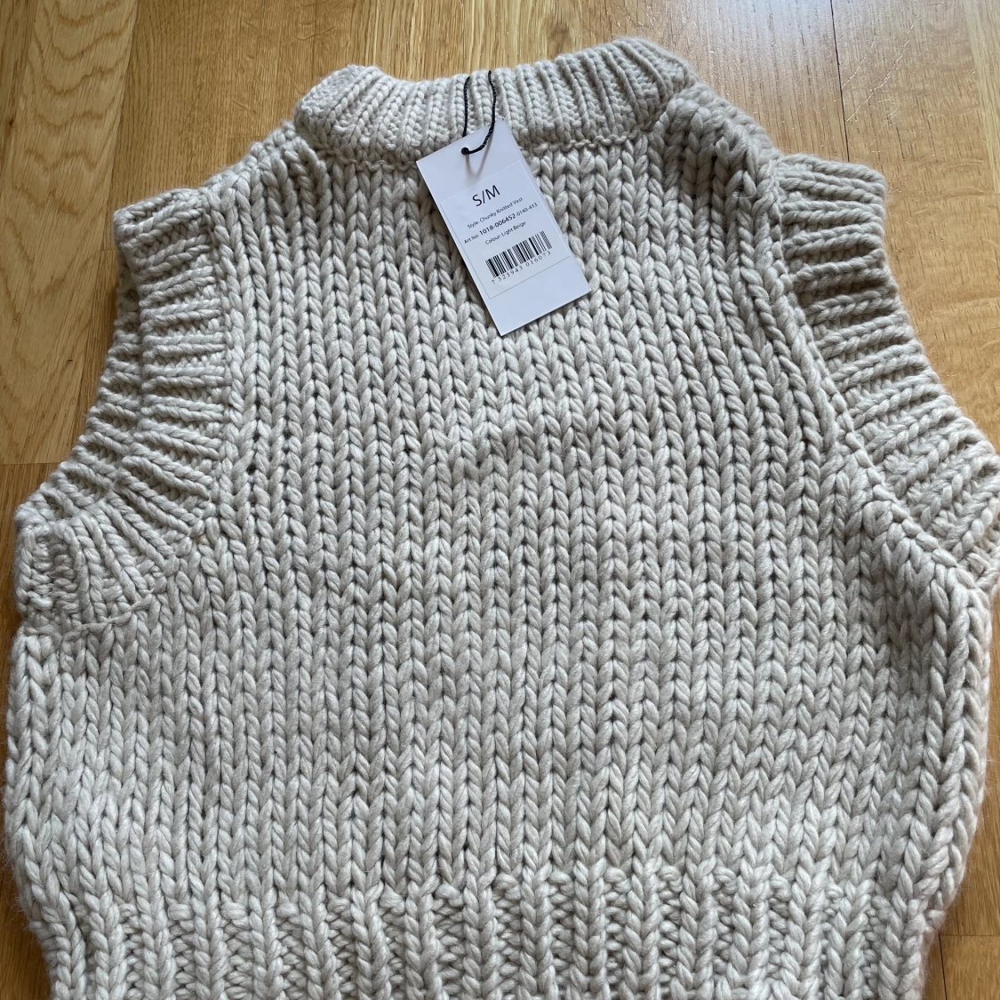 Stickad NA-KD väst - 90