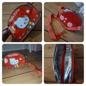 Hello Kitty Sanrio axelremsväska väska - Söt Hello Kitty axelremsväska med ställbar rem. Fräsch och fin, se foton för skick! Har lapp märkt "Hello Kitty / Sanrio". Frågor eller fler foto? Bara skriv 🥰