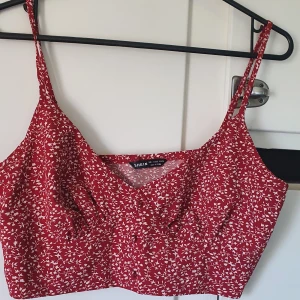 Matchande set - Croppat linne med matchande kjol. Använt 1 gång. Storlek L