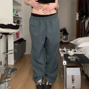 Parachute pants  - Parachute typ av byxor. Köpta för 400💓 knappt använda💕