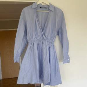Blå mini skjortklänning från zara, med resår i midjan. Aldrig använd, endast testad!