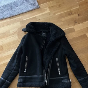 Jacka - Jättefin jacka från zara. Säljer då jag inte använder den längre och har inte använt den mycket. Storlek s. köparen står för frakt.