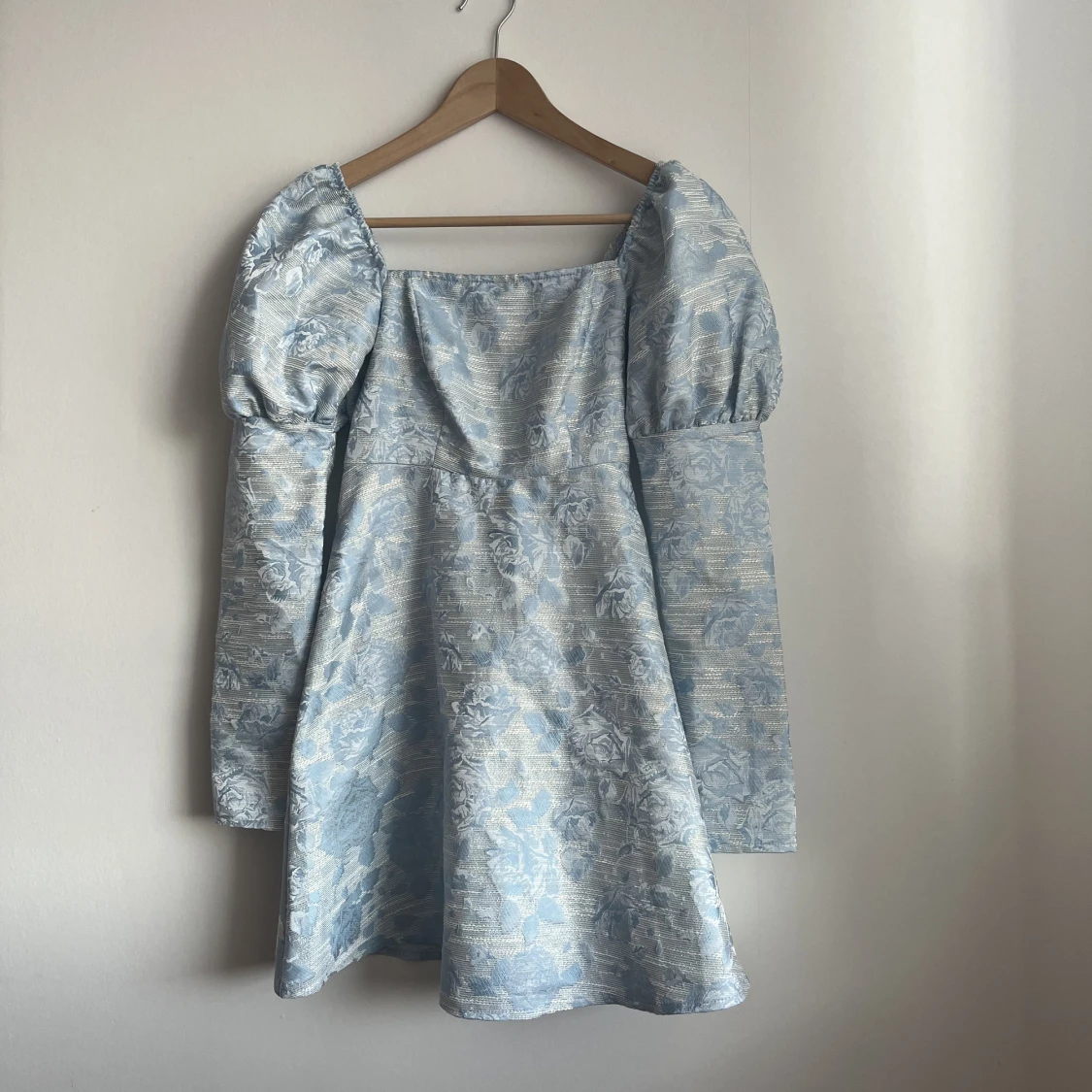 Blå fin klänning med puffärmar  - 90