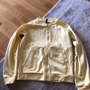 Gul träningströja - Träningströja från Intersport. Nytt skick.
