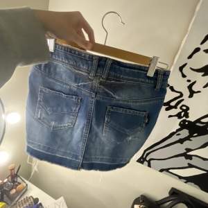 Intressekoll på denna coola jeans kjol från only. Kjolen är lågmidjad och har snygga bakfickor🙌🏼oanvänd 