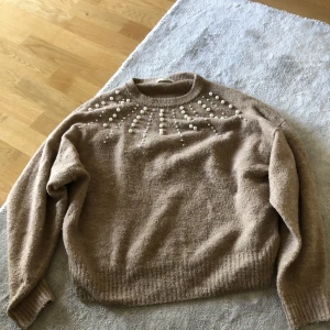 Beige tröja med oärlor - Tröja med pärlor från hm storlek s