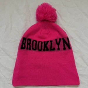 Mössa - En super gullig mössa. Används en del men inget som syns. Inga defekter. Skriv om ni har frågor. Priset går att diskutera🫶🏼