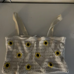 Gulligt linne från zara - Säljer detta fina linne som passar perfekt till sommaren! Det är storlek S och är inte använt!💓Hör av er för fler bilder!