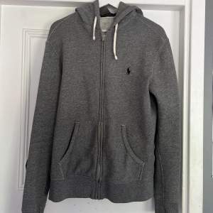 Säljer denna Ralph Laurent zip hoodie då den inte passar längre