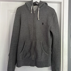 Ralph Laurent hoodie - Säljer denna Ralph Laurent zip hoodie då den inte passar längre