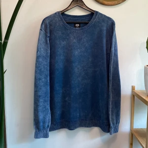 Stickad tröja - Äldre snygg denimaktig tröja  Längd 72 cm