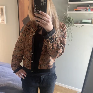 Supersöt jacka - Säljer denna fina mönstrade jackan som ej kommit till användning❣️Perfekt till sommar då den inte är tjock i tyget! Bra skick, köpt second hand. 