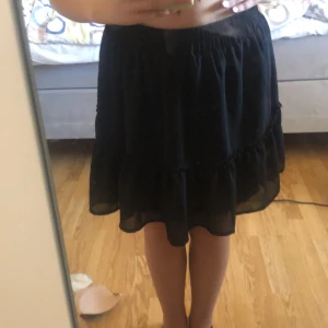 Kjol - En jättefin svart kjol från newyorker. Original pris: 100kr. Köparen betalar frakten.