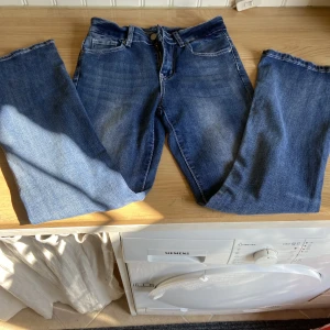 Lågmidjade jeans - Hej, säljer mina snygga lådmidjade utsvängda jeans , då dom var för små  Dom är från shein i storlek XS, priset på shein var 289 men jag säljer för 250 då dom aldrig är använda! Hör av er för mer bilder osv.💘