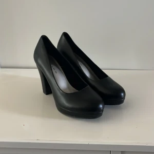 Klackar - Ett par svarta klackar i st 38 som aldrig kommer till användning eftersom jag har en mindre storlek